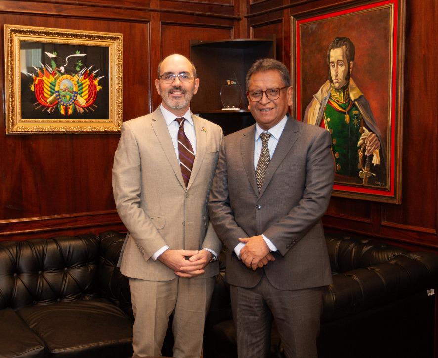 El ministro Marco Oviedo y el diplomático Erik Martini