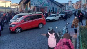 Largas filas en estaciones de servicio