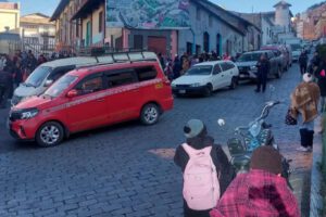 Largas filas en estaciones de servicio