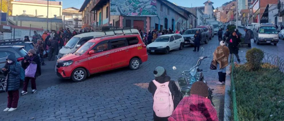 Largas filas en estaciones de servicio