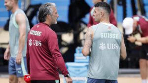 El seleccionador de Suiza, Murat Yakin (i),  Granit Xhaka