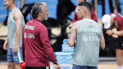 El seleccionador de Suiza, Murat Yakin (i),  Granit Xhaka