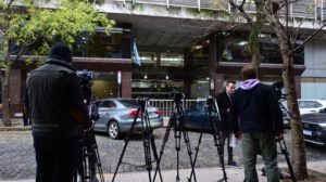 Periodistas ante los Tribunales de San Isidro durante una audiencia por la muerte de Diego Maradona