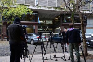 Periodistas ante los Tribunales de San Isidro durante una audiencia por la muerte de Diego Maradona