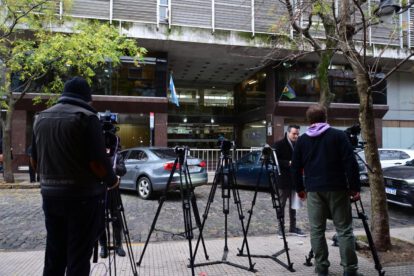 Periodistas ante los Tribunales de San Isidro durante una audiencia por la muerte de Diego Maradona