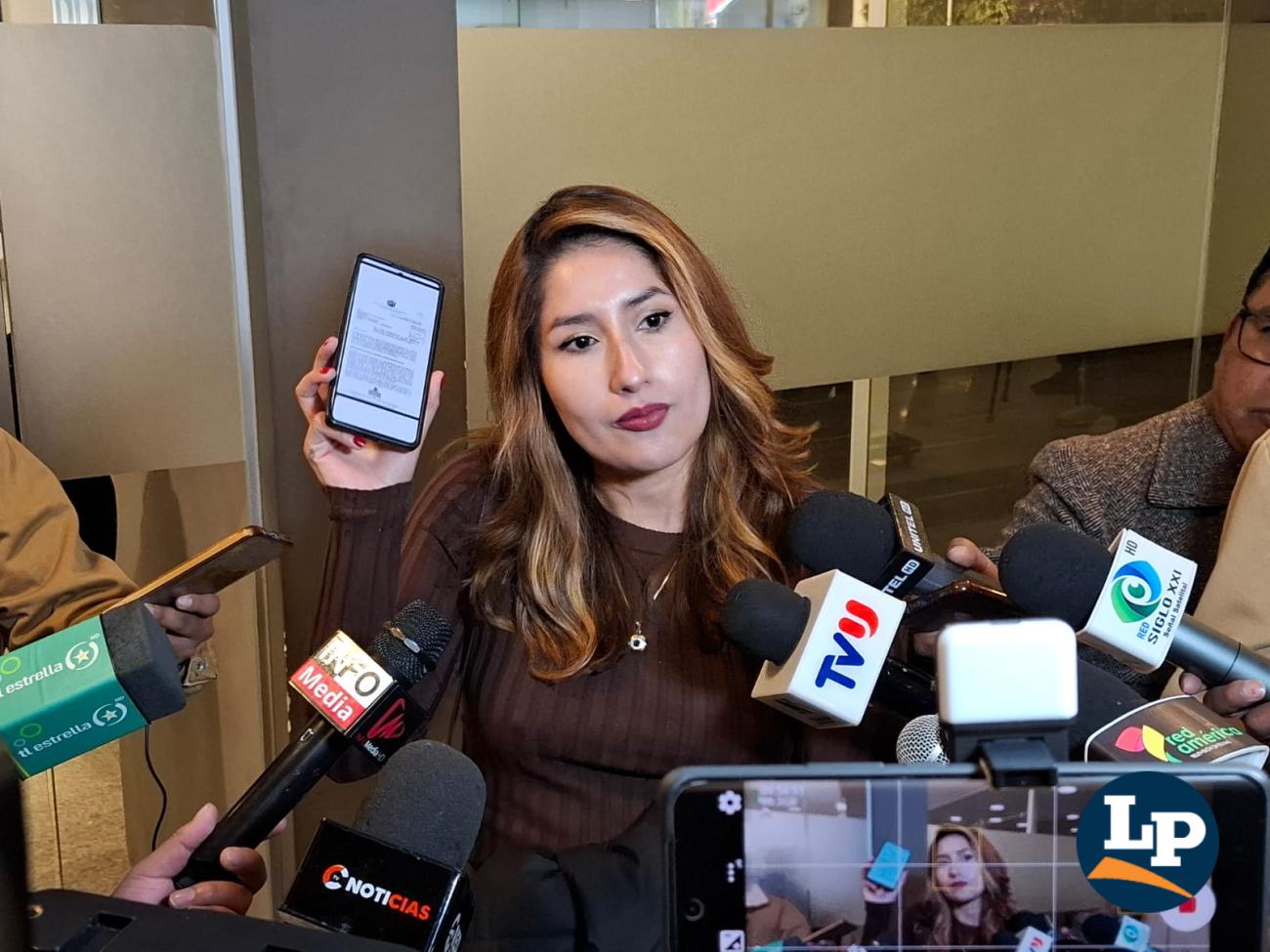 La diputada Rocha en conferencia de prensa