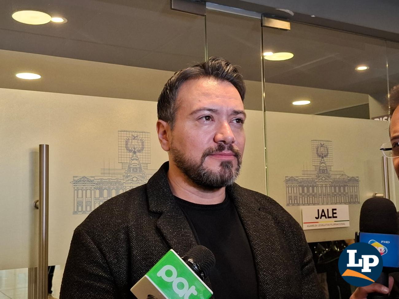 El diputado Reyes en conferencia de prensa