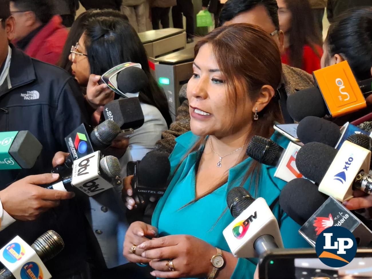 La diputada Pinto en conferencia de prensa