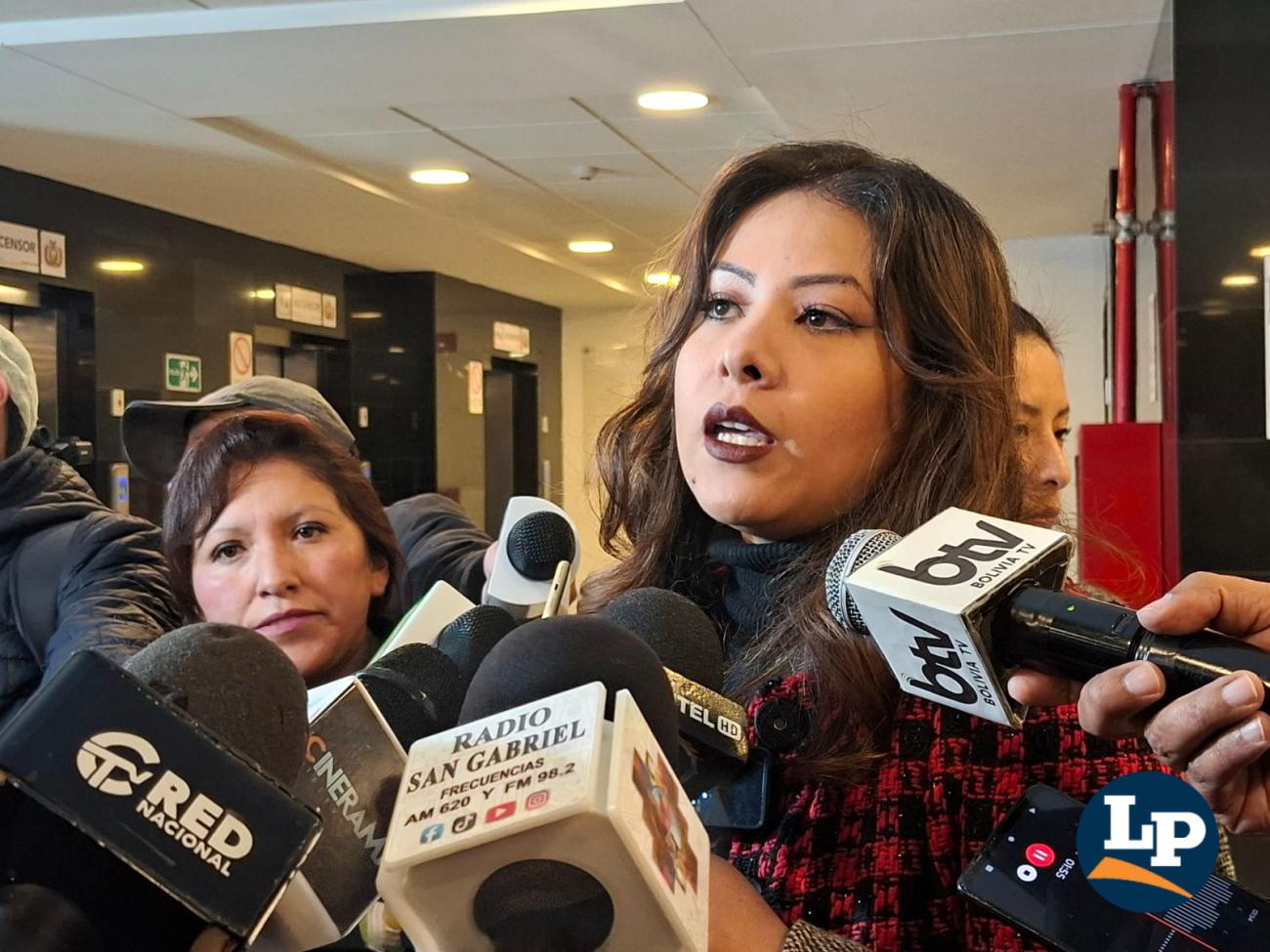 La diputada Jiménez en conferencia de prensa