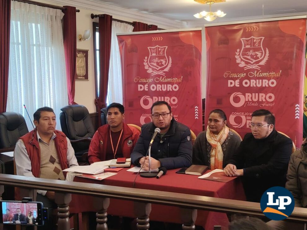 Dirigentes vecinales y autoridades en la presentación de la convocatoria de la feria