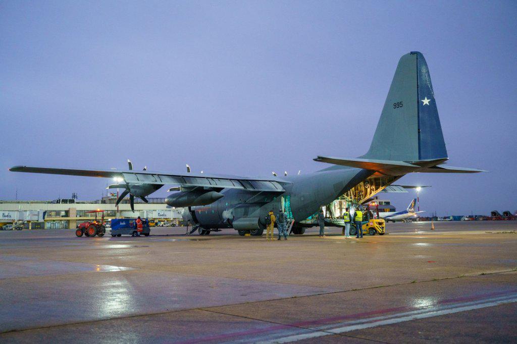 La FACH indicó que la tripulación del C-130 Hércules mantuvo un puente aéreo que permitió movilizar más de 70 toneladas de alimentos
