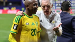 Hugo Broos y Khuliso Mudau