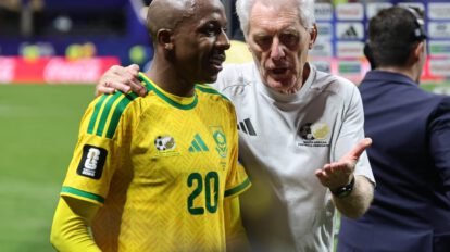 Hugo Broos y Khuliso Mudau