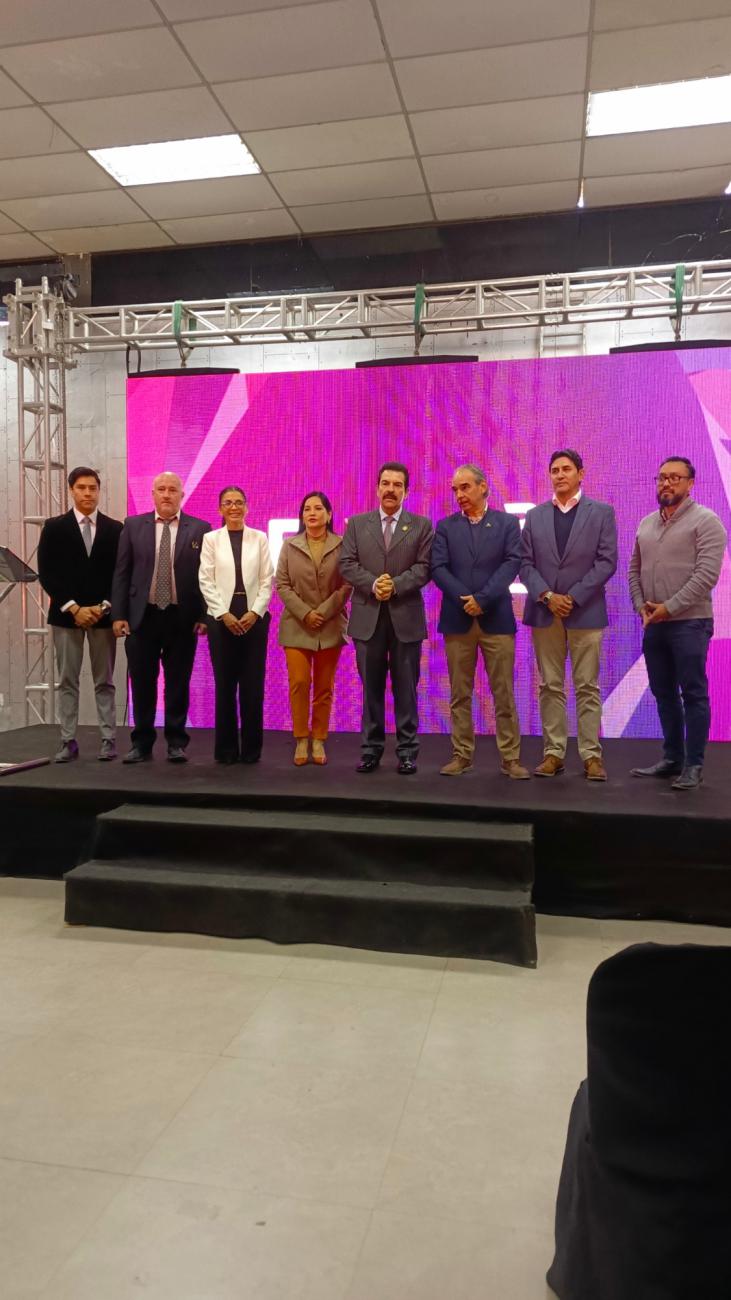 Autoridades municipales y representantes del sector empresarial