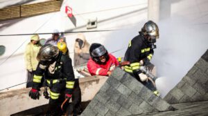 Efectivos de Bomberos y personal de apoyo realizan labores de sofocación