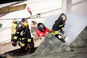Efectivos de Bomberos y personal de apoyo realizan labores de sofocación