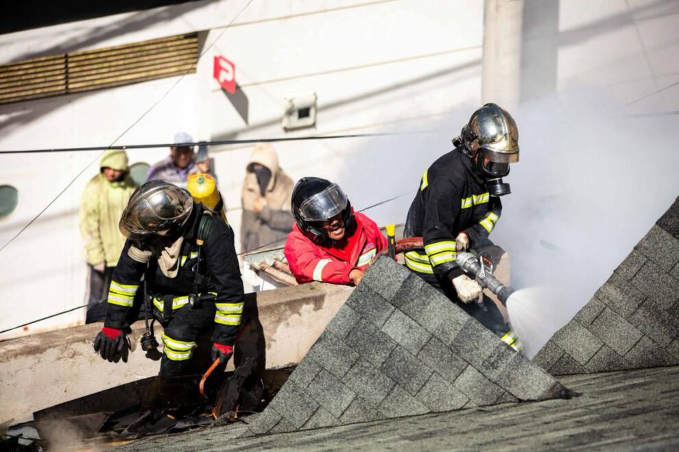 Efectivos de Bomberos y personal de apoyo realizan labores de sofocación