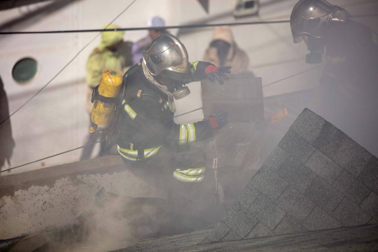 Un bombero utiliza equipo especializado para combatir el fuego