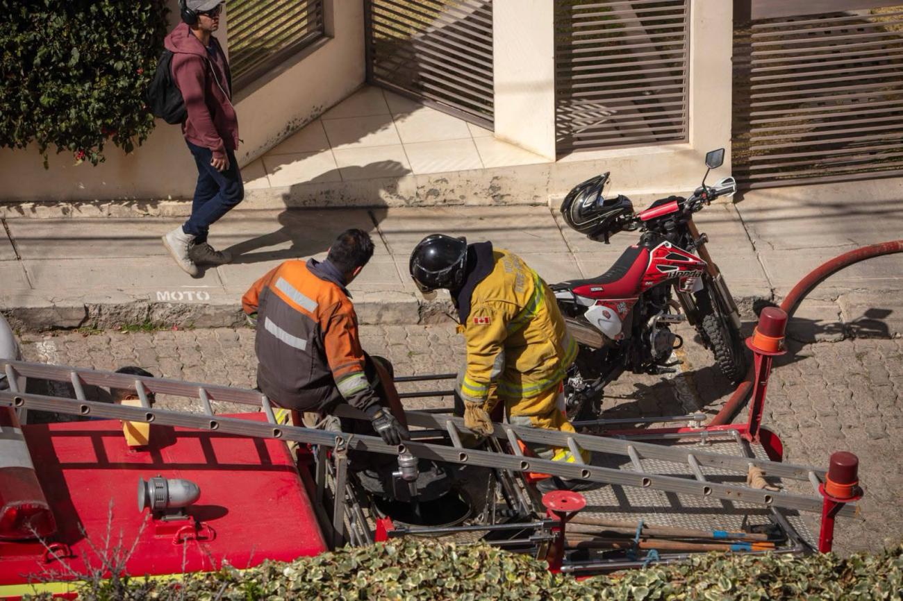 Personal de emergencia coordina las acciones de control del siniestro