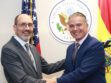 Encargado de Negocios de la Embajada de Estados Unidos en Bolivia, Erik Martini, junto al ministro de Defensa, Ernesto Justiniano