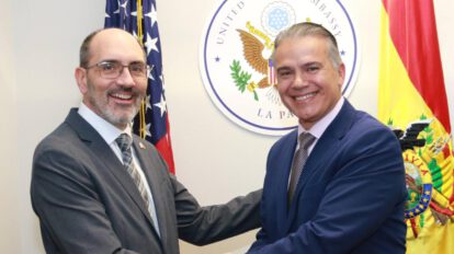 Encargado de Negocios de la Embajada de Estados Unidos en Bolivia, Erik Martini, junto al ministro de Defensa, Ernesto Justiniano