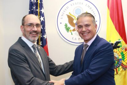 Encargado de Negocios de la Embajada de Estados Unidos en Bolivia, Erik Martini, junto al ministro de Defensa, Ernesto Justiniano