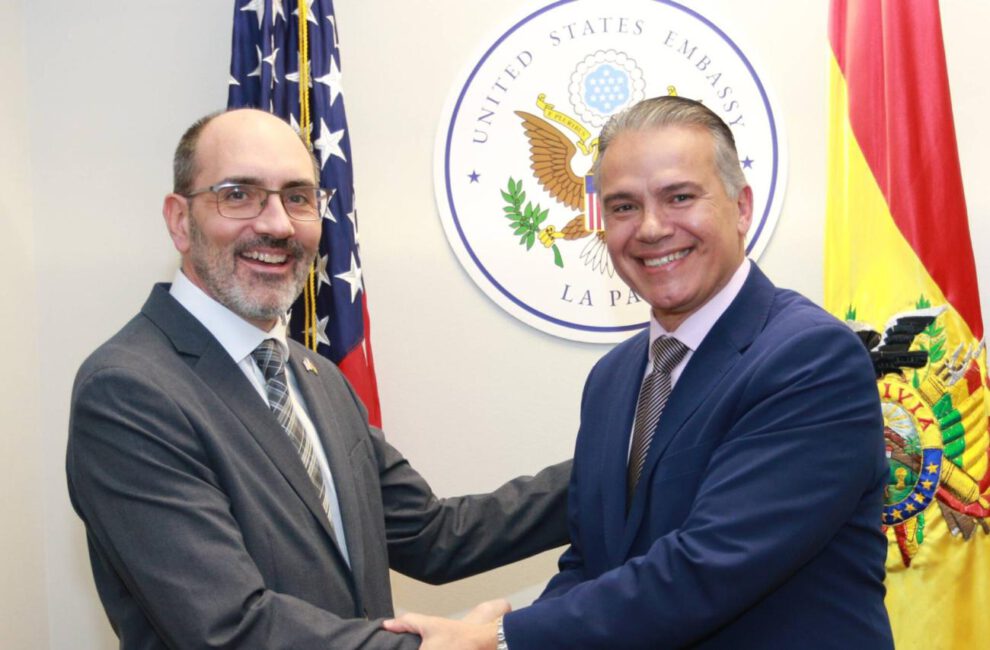 Encargado de Negocios de la Embajada de Estados Unidos en Bolivia, Erik Martini, junto al ministro de Defensa, Ernesto Justiniano