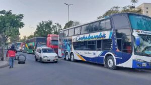 Persisten las largas filas del transporte pesado en el departamento de Cochabamba