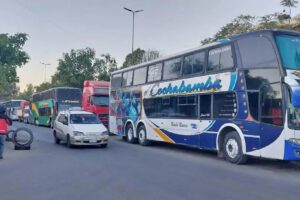 Persisten las largas filas del transporte pesado en el departamento de Cochabamba