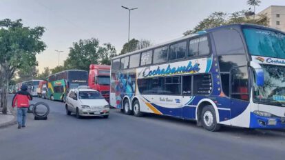 Persisten las largas filas del transporte pesado en el departamento de Cochabamba