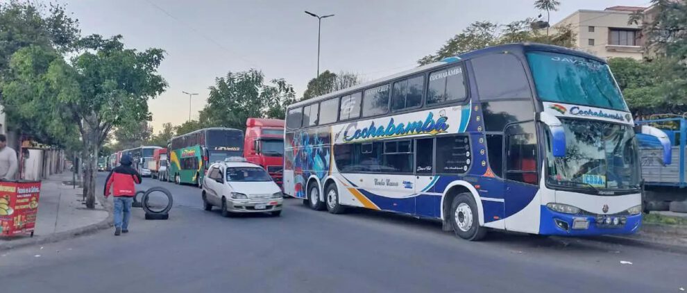 Persisten las largas filas del transporte pesado en el departamento de Cochabamba