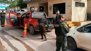 Policias controlan vehiculos
