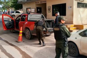 Policias controlan vehiculos
