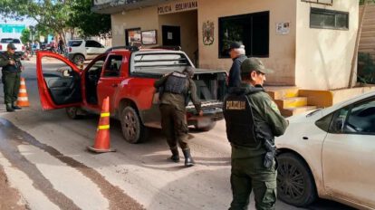Policias controlan vehiculos