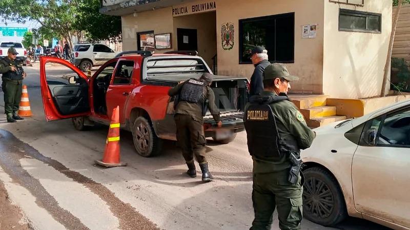 Policias controlan vehiculos