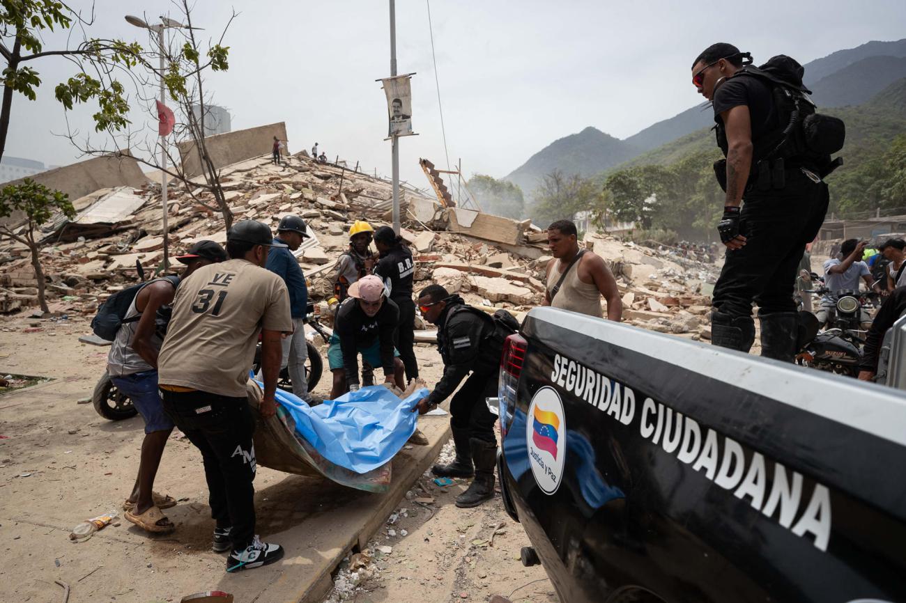 Voluntarios rescatan un cuerpo