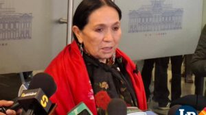 La senadora Yarhui en conferencia de prensa