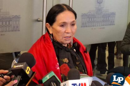 La senadora Yarhui en conferencia de prensa
