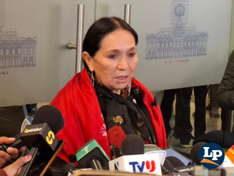 La senadora Yarhui en conferencia de prensa