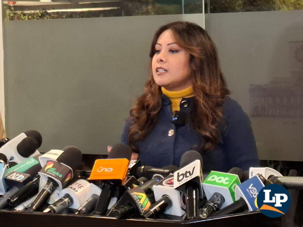 La diputada Jiménez en conferencia de prensa