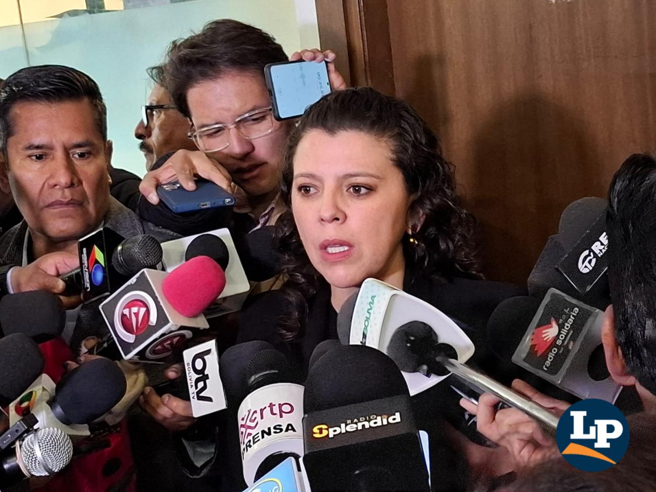 La diputada Cabrera en conferencia de prensa