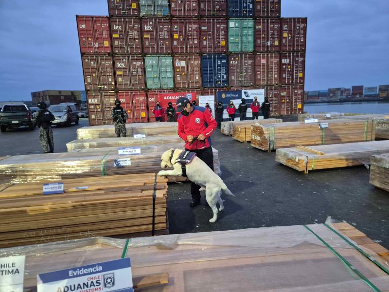 La Policía Marítima dependiente de la Armada de Chile y el Servicio Nacional de Aduanas de Chile, registró la incautación de 1.080,8 toneladas de maderas impregnadas