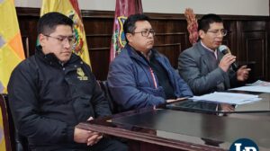 Autoridaes de la Alcaldía y Gobernación junto a uno de los organizadores