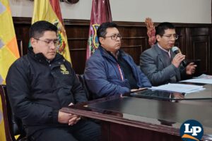 Autoridaes de la Alcaldía y Gobernación junto a uno de los organizadores
