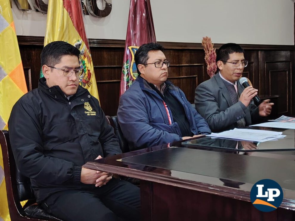 Autoridaes de la Alcaldía y Gobernación junto a uno de los organizadores