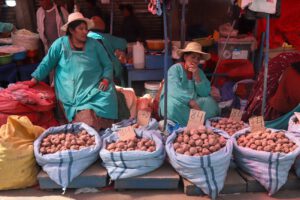 Fotografía de archivo fechada el 30 de mayo de 2026 que muestra a personas ofreciendo sus productos en un mercado en La Paz (Bolivia)