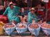 Fotografía de archivo fechada el 30 de mayo de 2026 que muestra a personas ofreciendo sus productos en un mercado en La Paz (Bolivia)