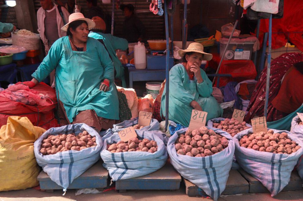 Fotografía de archivo fechada el 30 de mayo de 2026 que muestra a personas ofreciendo sus productos en un mercado en La Paz (Bolivia)