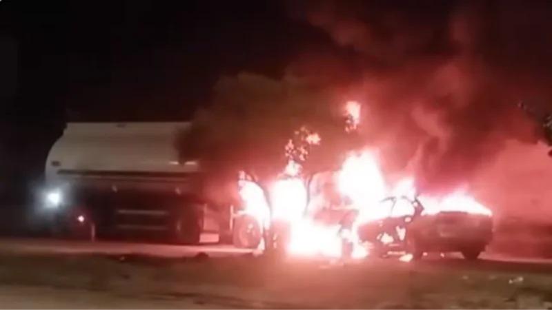 vehículo particular se incendió tras chocar contra la parte trasera de un camión cisterna estacionado