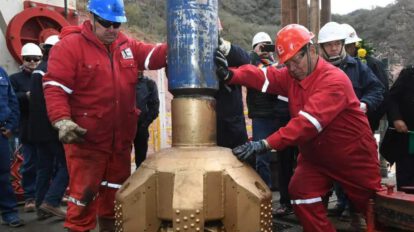 Operarios en un pozo de YPFB.